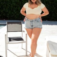 Blonde BBW Marina Morris unsheathes her big boobs while wearing underwear